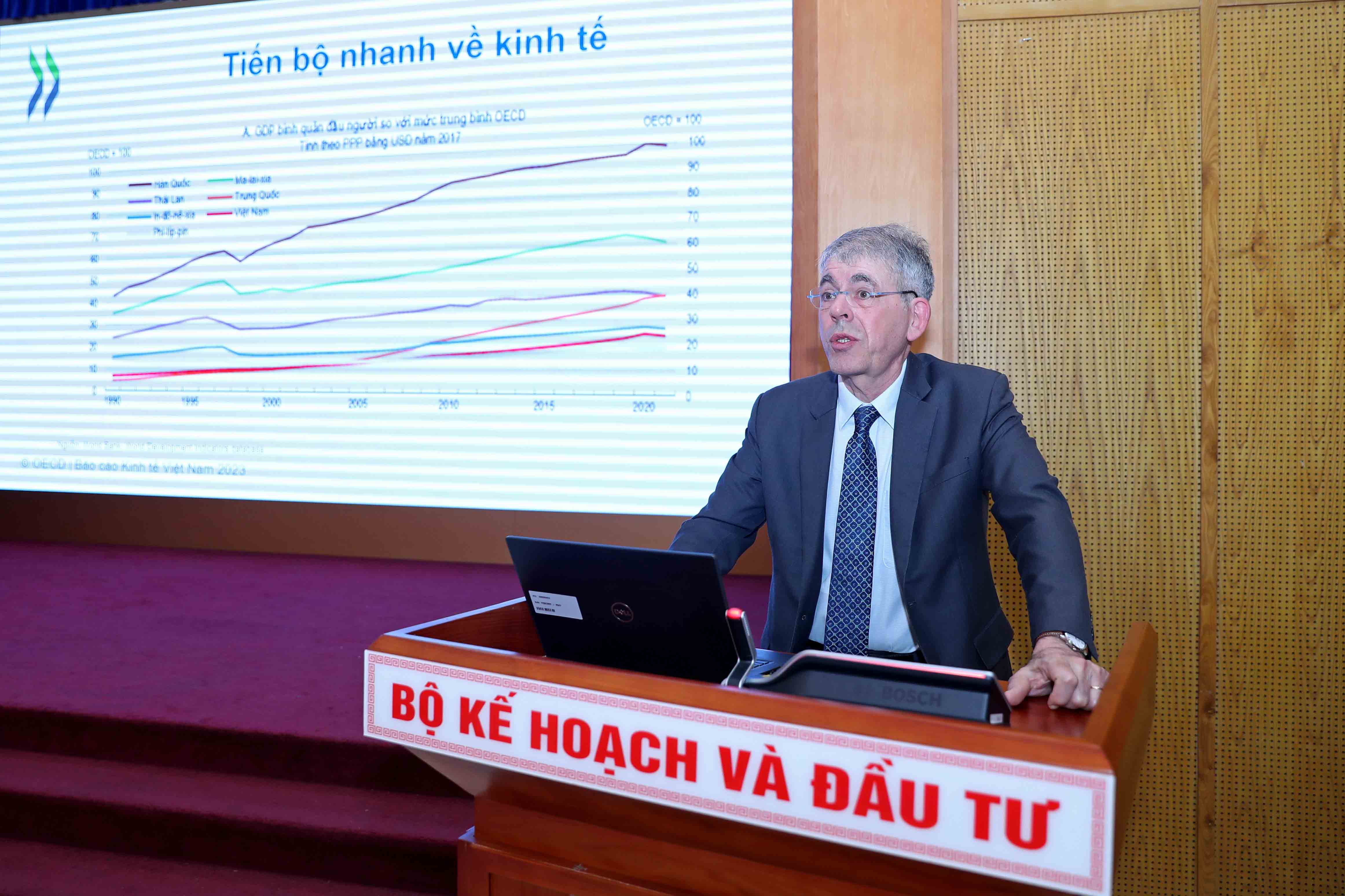 &Ocirc;ng Vincent Koen, Ph&oacute; Vụ trưởng OECD chia sẻ những nội dung ch&iacute;nh của B&aacute;o c&aacute;o Kinh tế Việt Nam 2023.