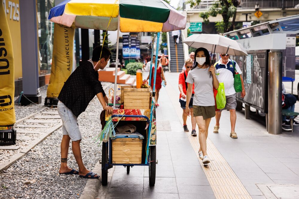 Một sạp bán nước trái cây lạnh trên đường phố ở Bangkok ngày 25/4/2023 - Ảnh: Bloomberg