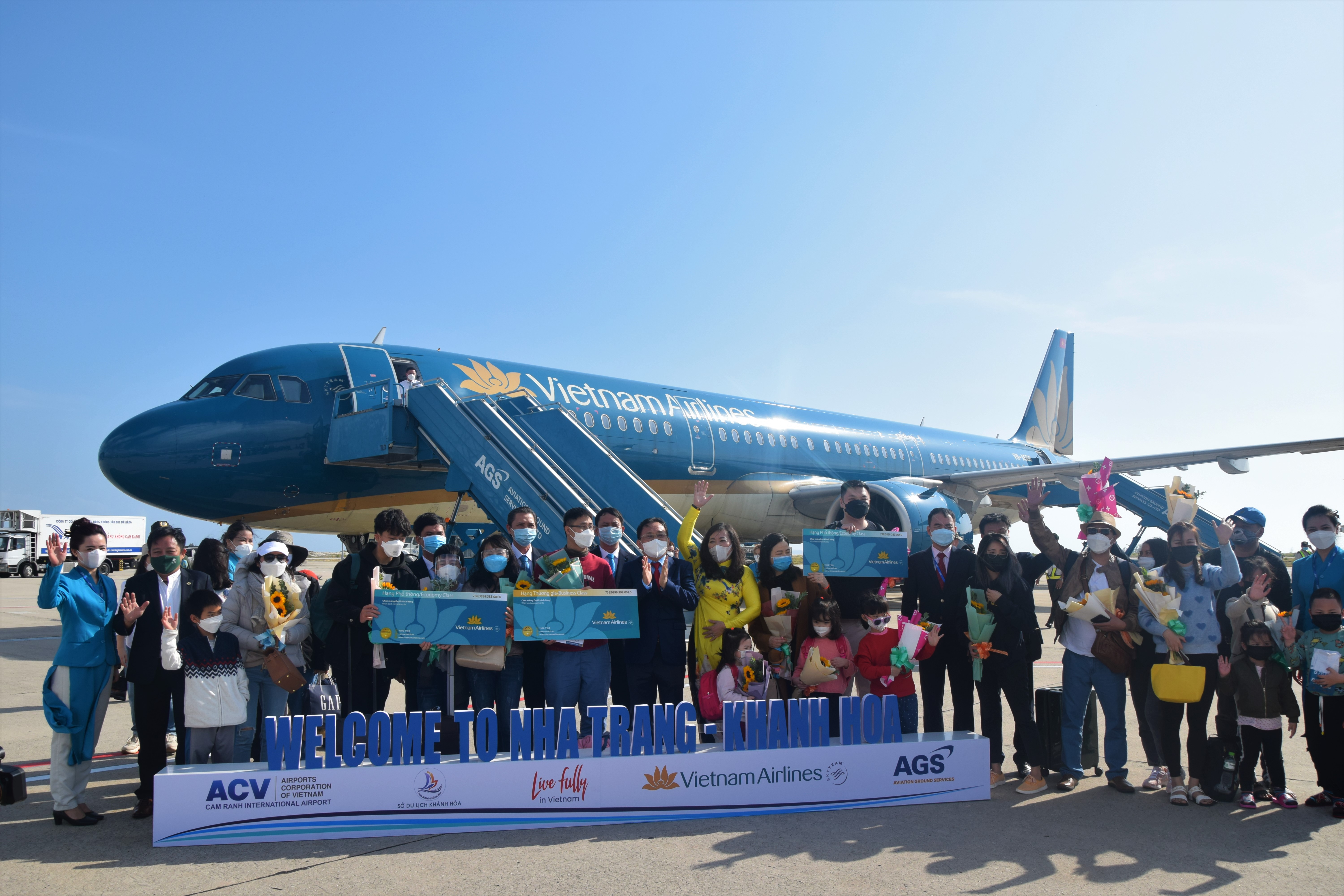 Lãnh đạo các đơn vị chụp ảnh lưu niệm cùng hành khách trên chuyển bay đến Cam Ranh vào dịp Tết Nguyên đán Nhâm Dần 2022.