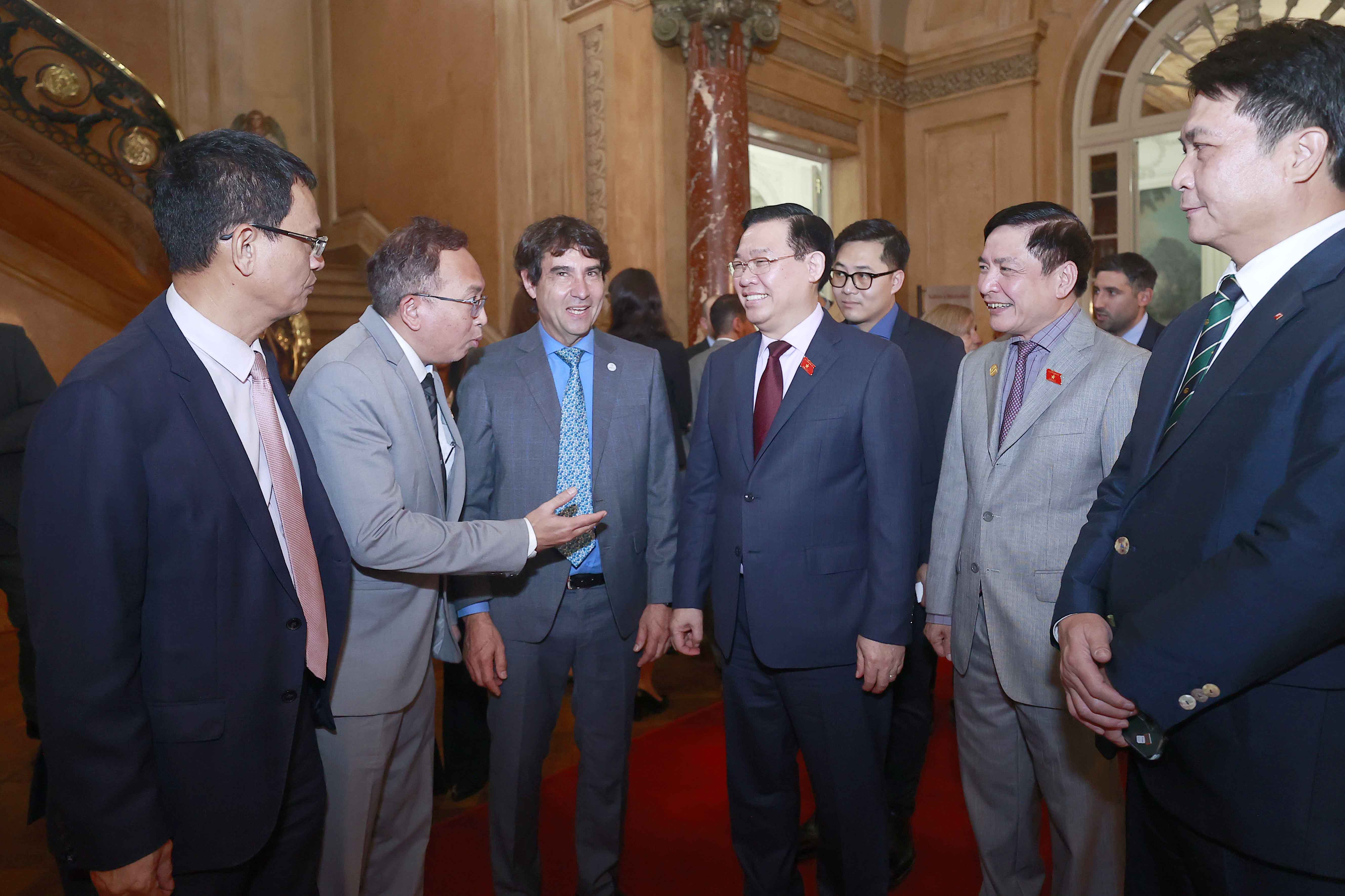 Chủ tịch Quốc hội Vương Đình Huệ trao đổi với các đại biểu dự sự kiện kỷ niệm - Ảnh: Quochoi.vn