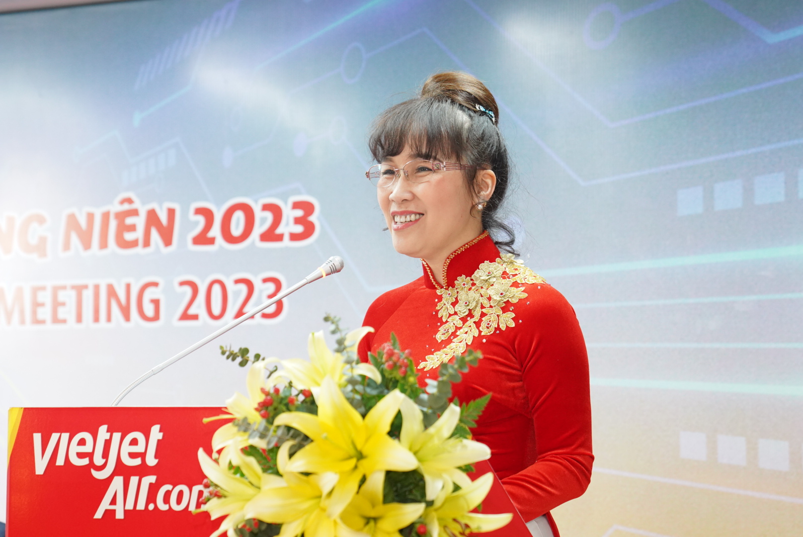 Chủ tịch HĐQT Vietjet - Bà Nguyễn Thị Phương Thảo phát biểu khai mạc Đại hội Cổ đông 2023. Ảnh: Quang Nguyễn.