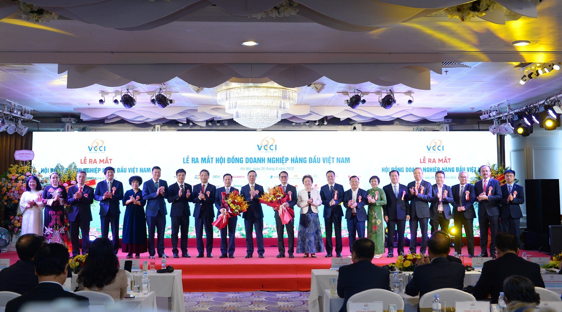 Chủ tịch nước chụp ảnh c&ugrave;ng th&agrave;nh vi&ecirc;n&nbsp;Hội đồng doanh nghiệp h&agrave;ng đầu Việt Nam.