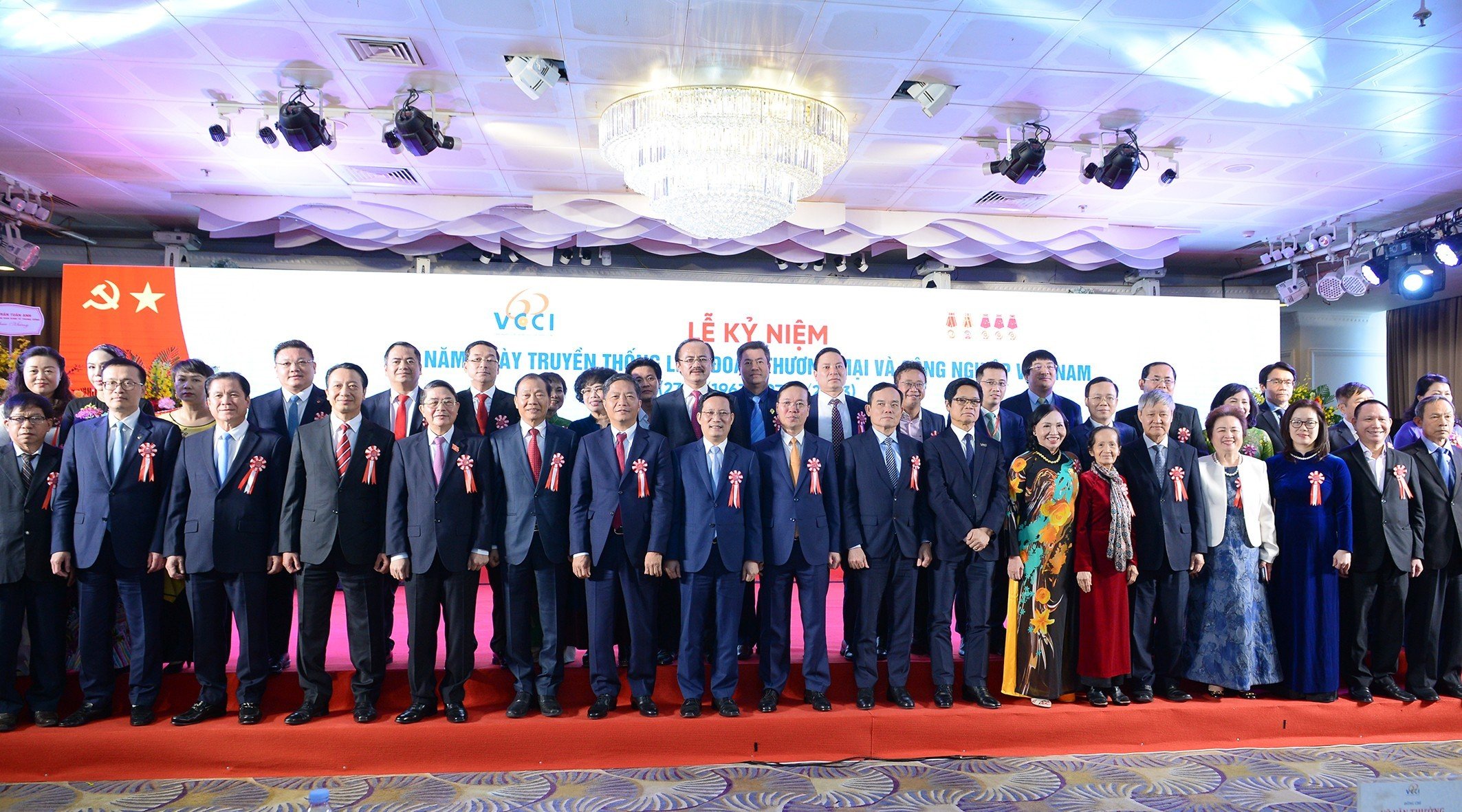 Chủ tịch nước V&otilde; Văn Thưởng chụp ảnh c&ugrave;ng c&aacute;c thế hệ l&atilde;nh đạoVCCI.