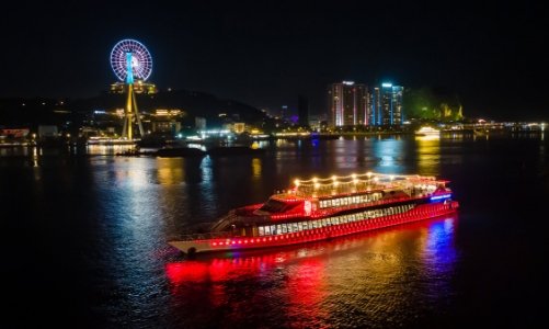 Có gì đặc biệt bên trong siêu du thuyền nhà hàng kết hợp xem show nghệ thuật đầu tiên tại Việt Nam?