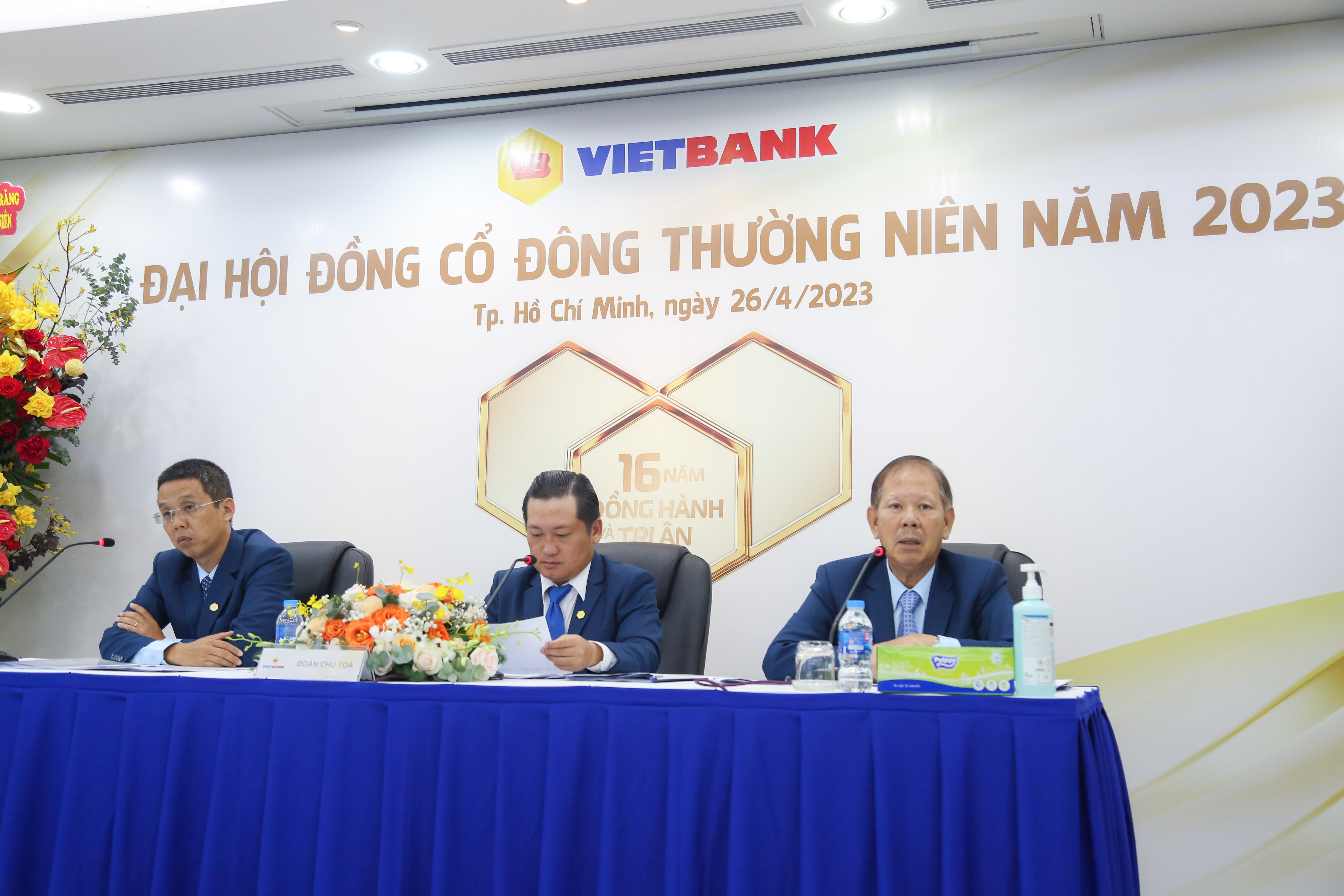 Vietbank cũng lên kế hoạch niêm yết cổ phiếu VBB trên HOSE trong năm 2023 khi điều kiện thị trường thuận lợi.