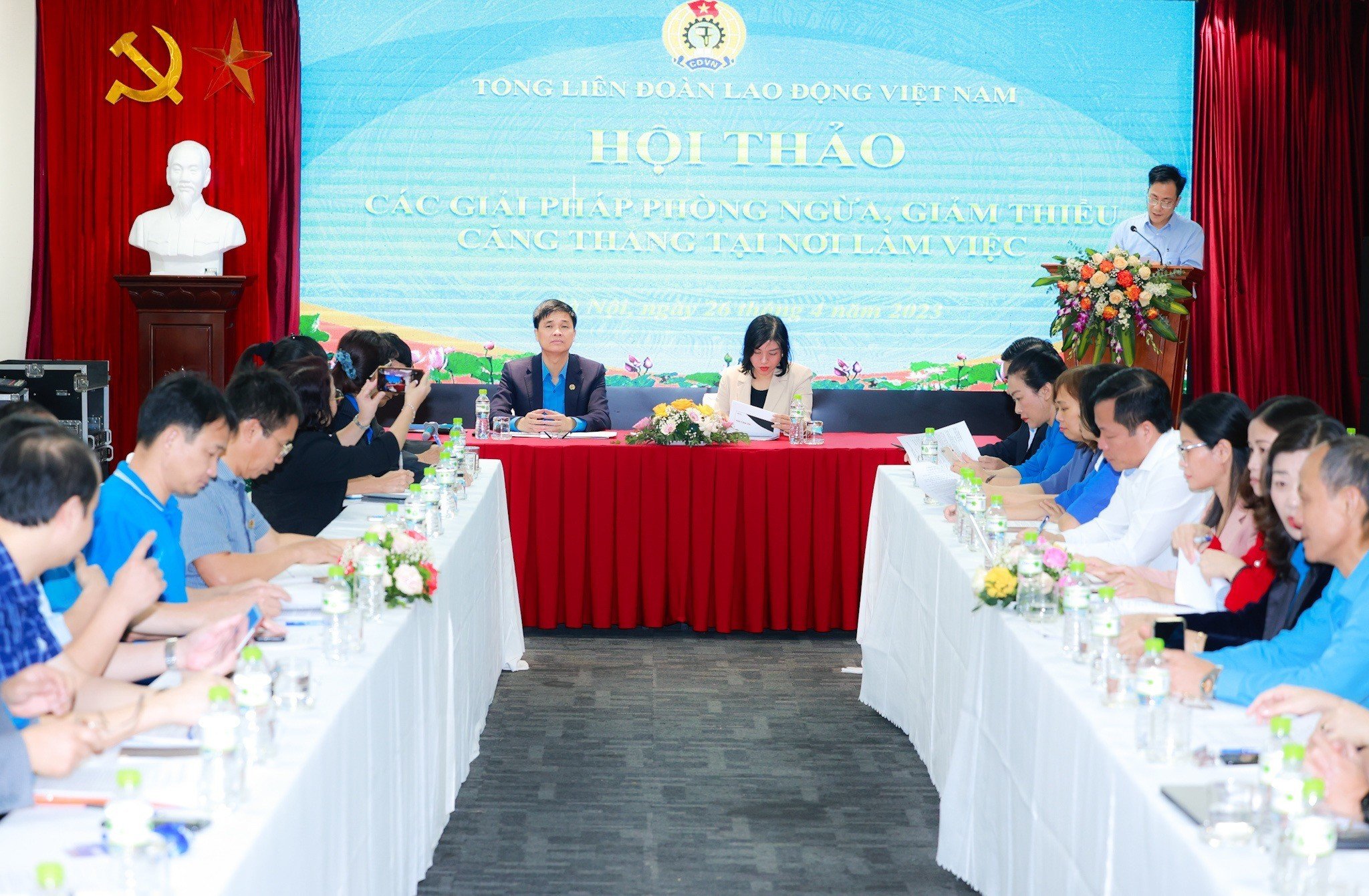 C&aacute;c chuy&ecirc;n gia, đơn vị tham dự hội thảo.