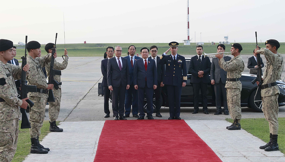 Lễ đ&oacute;n Chủ tịch Quốc hội Vương Đ&igrave;nh Huệ tại s&acirc;n bay qu&acirc;n sự, thủ đ&ocirc; Montevideo&nbsp; - Ảnh: Quochoi.vn