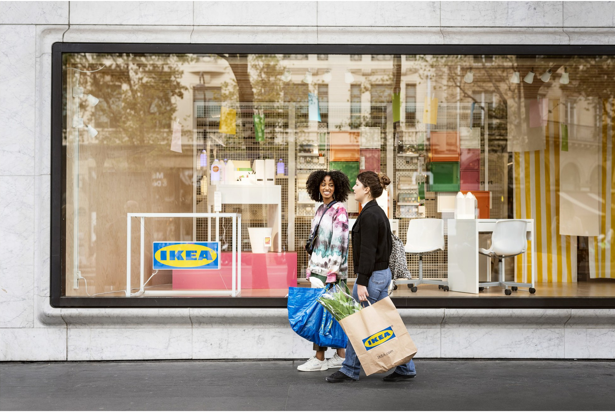 Trong khi tất cả c&aacute;c thương hiệu b&aacute;n lẻ nội thất đổ x&ocirc; v&agrave;o thương mại điện tử th&igrave; Ikea lại đầu tư 3 tỷ USD mở loạt cửa h&agrave;ng vật l&yacute; tại c&aacute;c th&agrave;nh phố lớn.