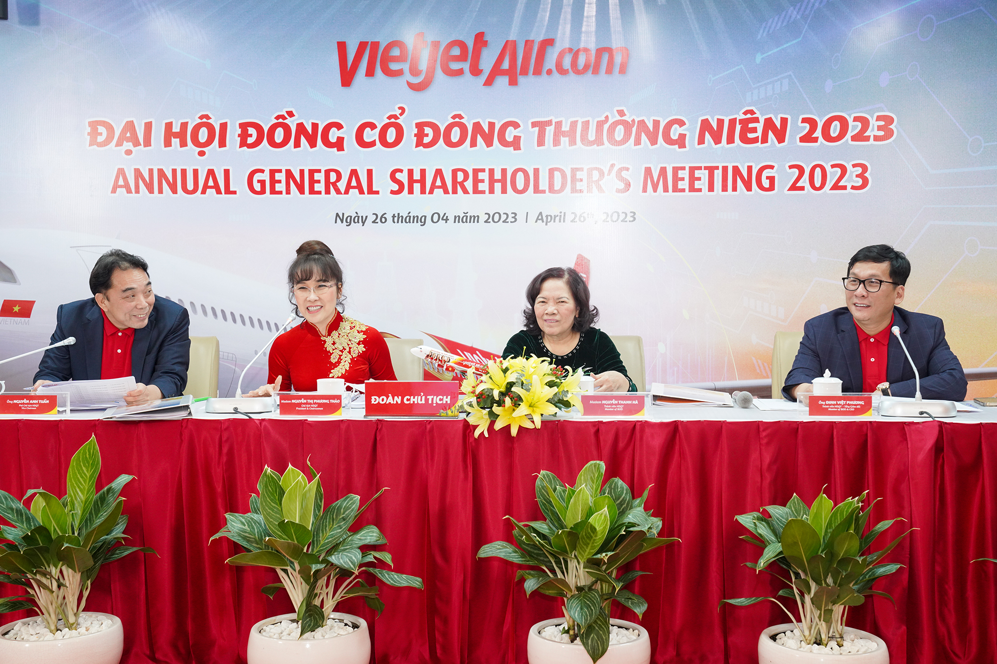Đoàn chủ tịch Đại hội cổ đông Vietjet chiều 26-4 trả lời nhiều thắc mắc của cổ đông (ảnh: N.Q).
