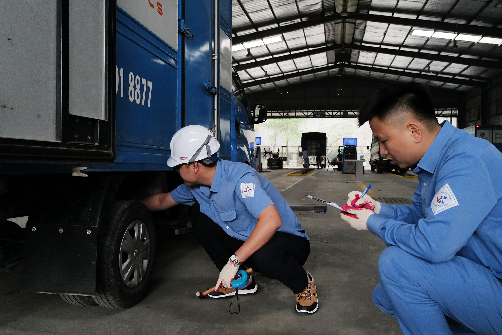 Tình trạng ùn tắc ở các trạm đăng kiểm ngày càng trầm trọng, khiến doanh nghiệp vận tải và logistics chịu thiệt hại rất lớn.