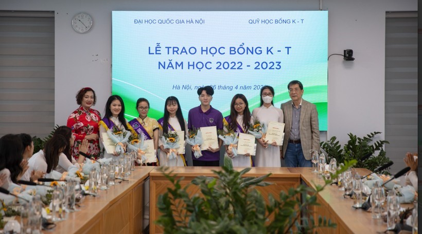 Chủ tịch tập đoàn T&C trao Học bổng K-T cho sinh viên Đại học Quốc gia Hà Nội.