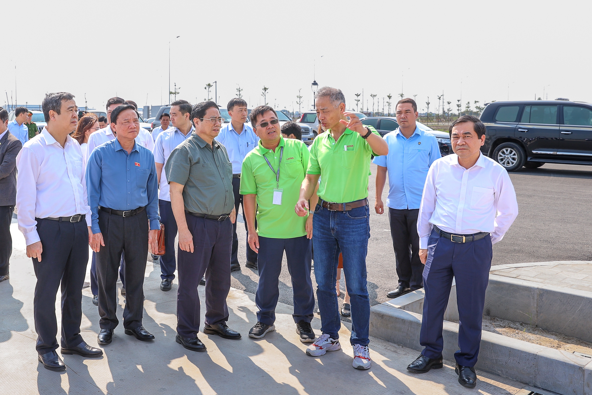 Thăm Nhà máy Lotes, Thủ tướng đề nghị nhà máy tăng cường kết nối với các doanh nghiệp trong nước, nâng cao tỉ lệ nội địa hóa - Ảnh: VGP