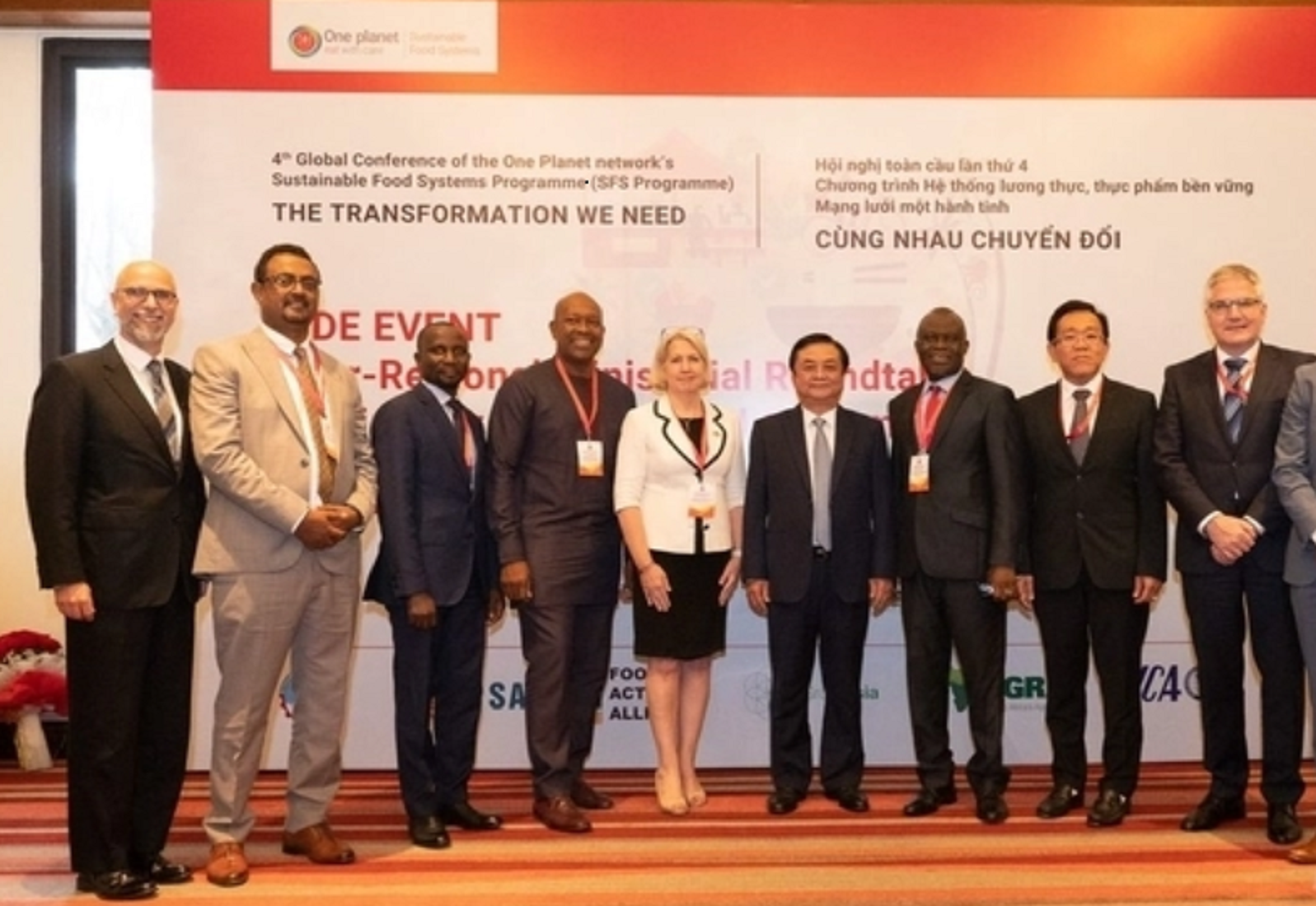 Bộ trưởng Nông nghiệp và thực phẩm các nước chụp ảnh lưu niệm tại hội nghị.