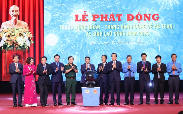 Thủ tướng cùng các đại biểu thực hiện nghi thức phát động Tháng Công nhân và Tháng hành động về an toàn, vệ sinh lao động năm 2023. Ảnh - VGP. 