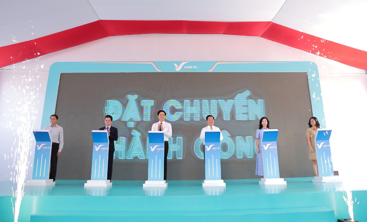 C&aacute;c đại biểu thực hiện nghi thức bấm n&uacute;t khai trương dịch vụ Taxi Xanh SM tại TP.HCM.