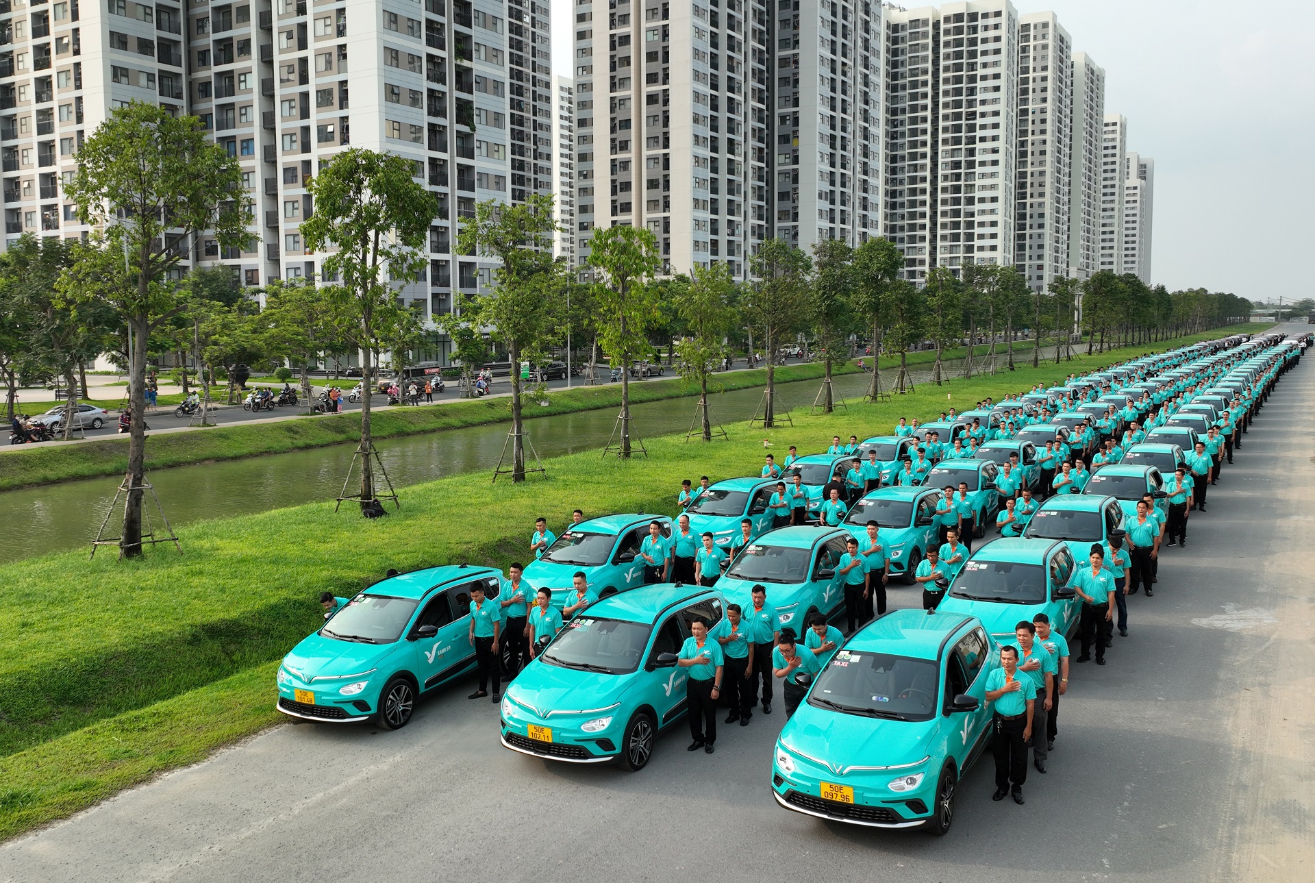 https://media.vneconomy.vn/images/upload/2023/04/27/taxi-xanh-hcm-4.jpg