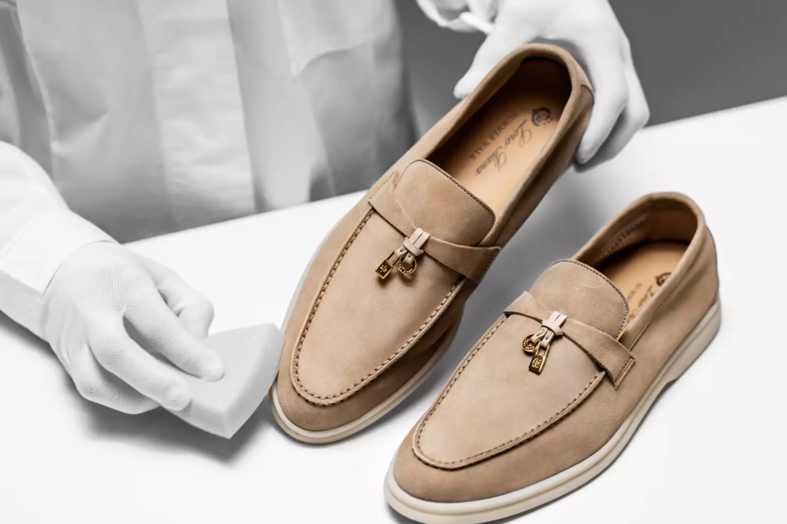 Đôi giày da đanh đế trắng "Summer Walk" của Loro Piana. Ảnh: Highsnobiety