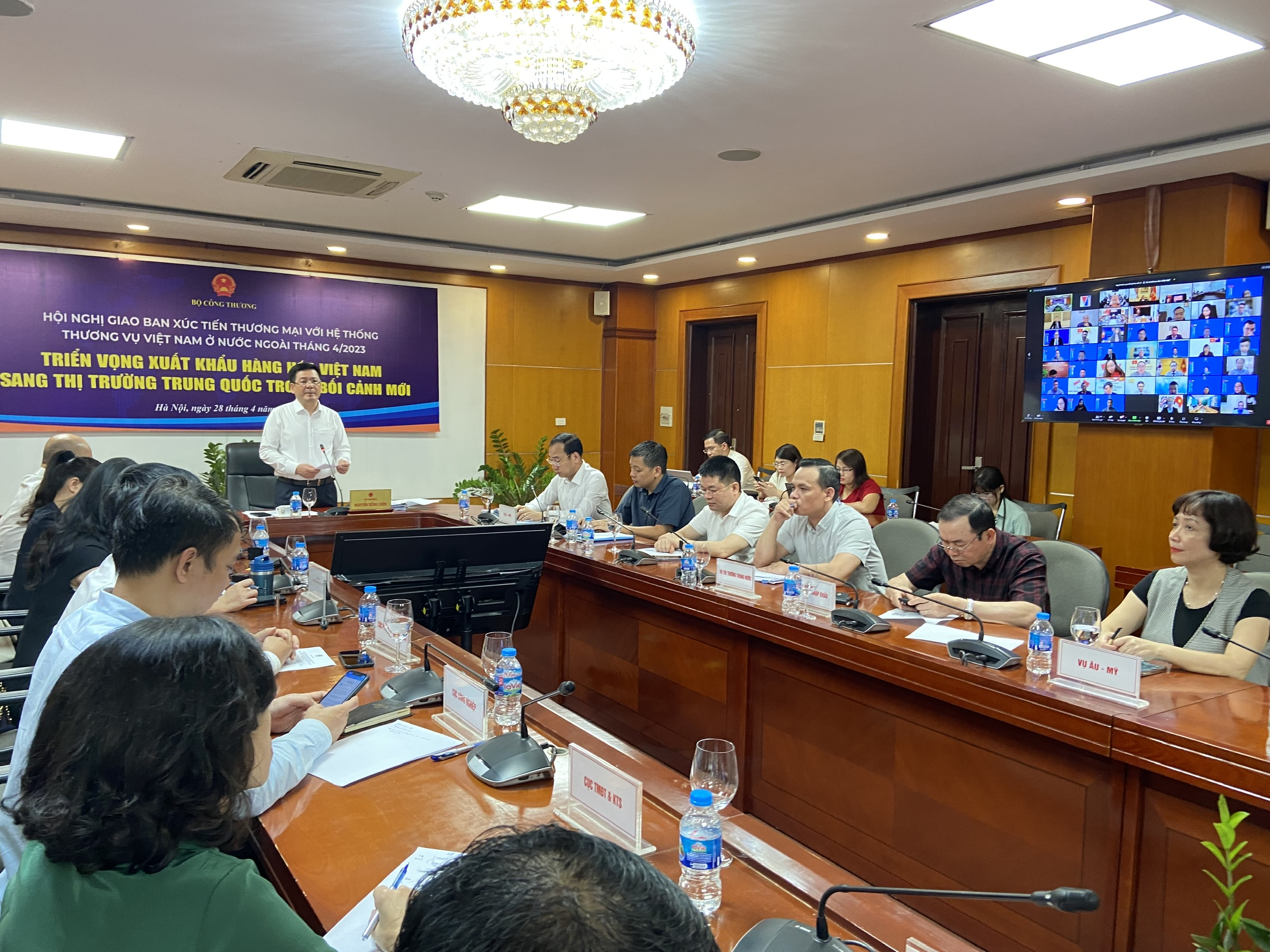 Bộ trưởng Bộ Công Thương Nguyễn Hồng Diên phát biểu khai mạc.