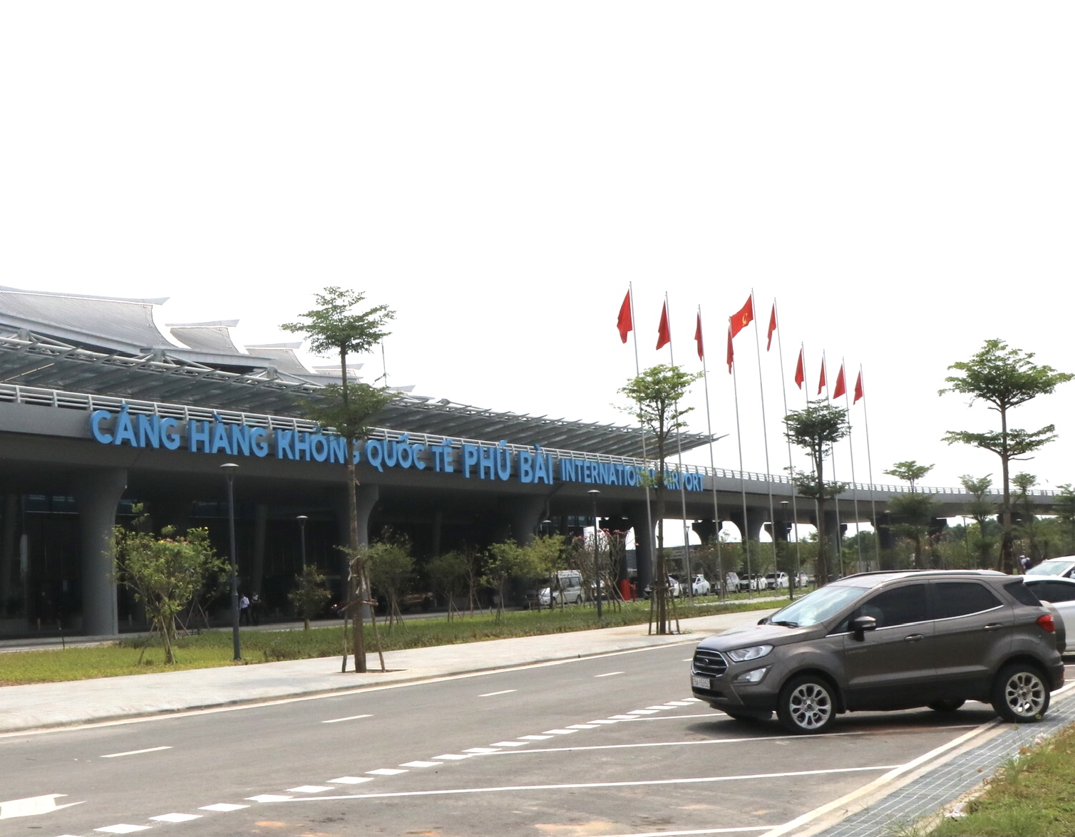 Đường vào tiền sảnh Cảng hàng không quốc tế Phú Bài