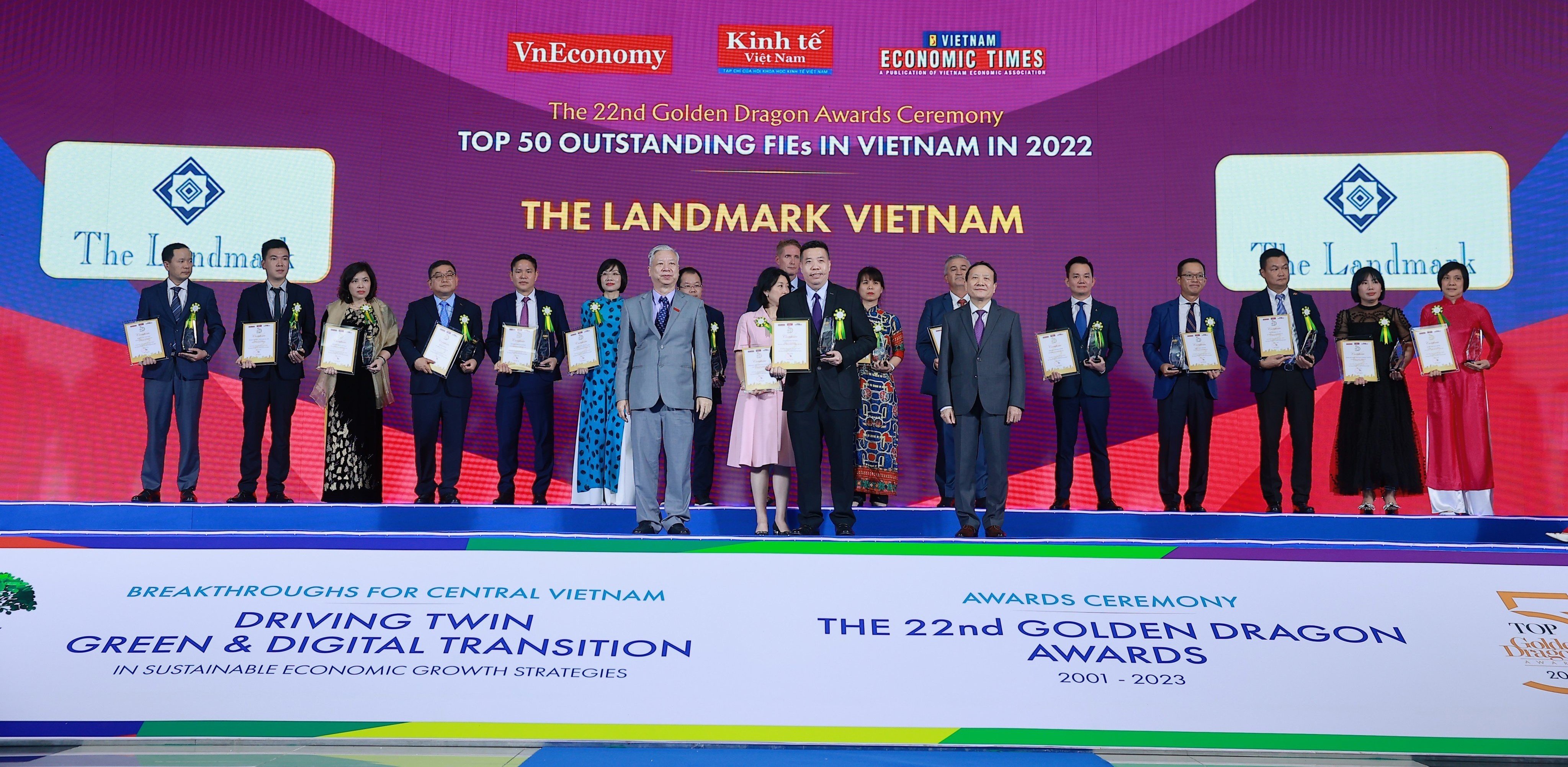 Ông Chatchavhan Pojanartvichaikul - Tổng Quản Lý đại diện The Landmark nhận danh hiệu Rồng Vàng.