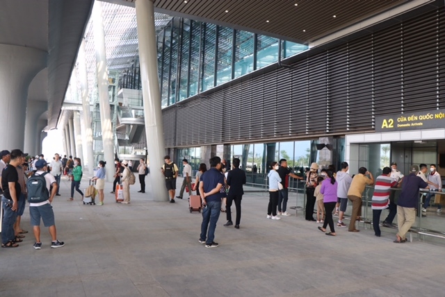 Những hành khách chuyến bay đầu tiên sau khi Nhà ga T2, sân bay quốc tế Phú Bài đưa vào khai thác sáng ngày 28/4.