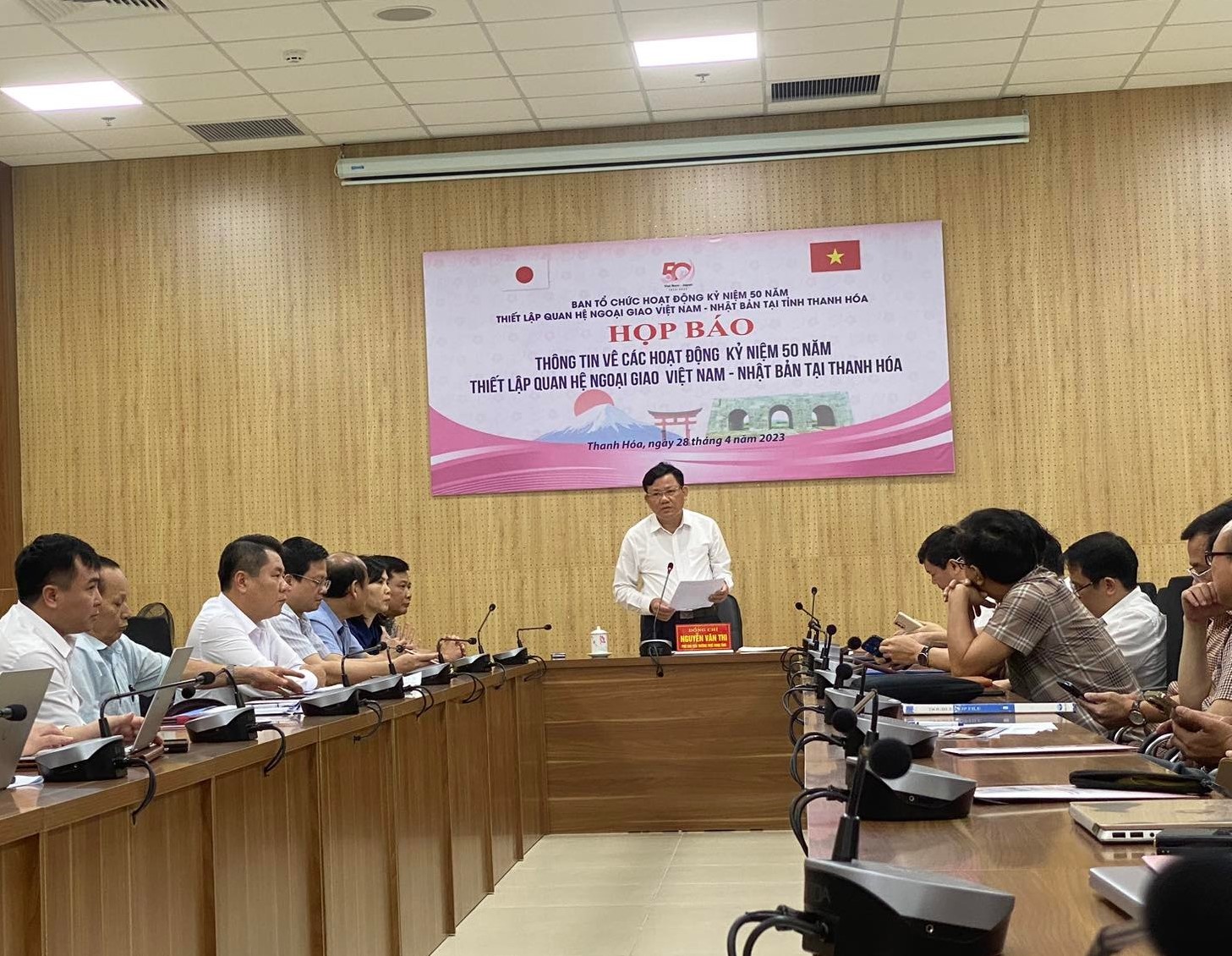 Phó Chủ tịch tỉnh Thanh Hóa Nguyễn Văn Thi trả lời câu hỏi của phóng viên VnEconomy tại buổi họp báo.