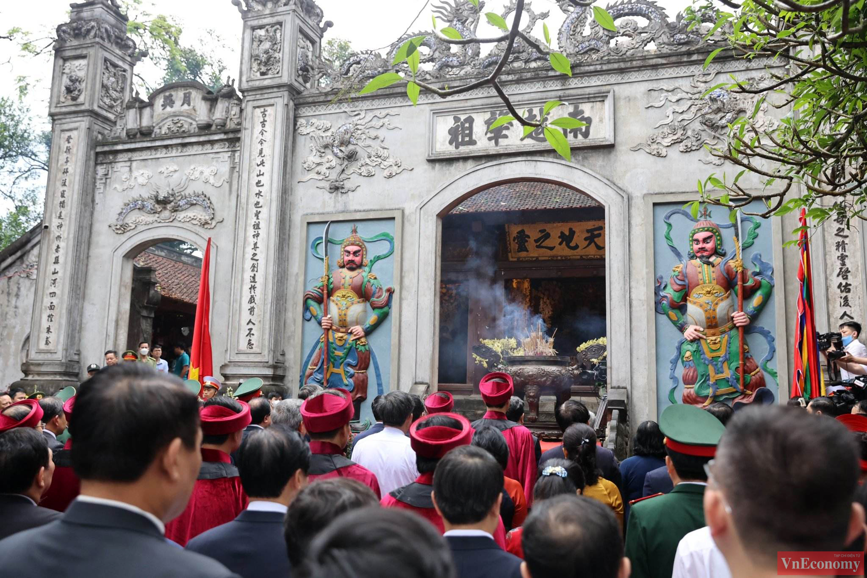 Sau cơn mưa sáng sớm, thời tiết mát mẻ khiến hành trình trình leo lên núi Nghĩa Lĩnh và việc thực hiện các nghi lễ trở nên dễ chịu hơn. Đa số người dân và du khách tuân thủ khuyến cáo đeo khẩu trang, chủ động phòng chống Covid-19.