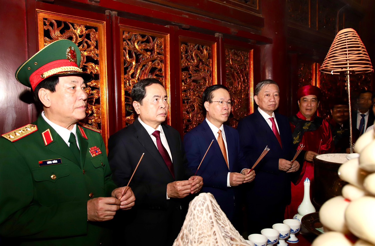 Chủ tịch nước Võ Văn Thưởng và các đồng chí Đảng, Nhà nước dâng hương tại Điện Kính thiên - Ảnh VGP.