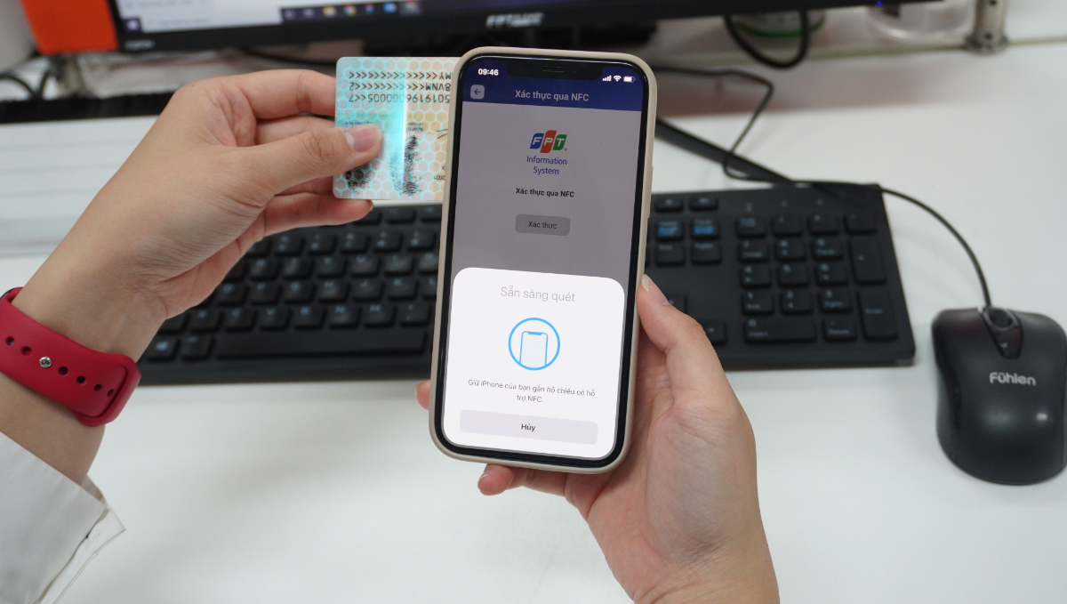 Người d&ugrave;ng c&oacute; thể tiến h&agrave;nh x&aacute;c thực với CCCD gắn Chip chỉ nhanh ch&oacute;ng qua ứng dụng FPT.IDCheck.