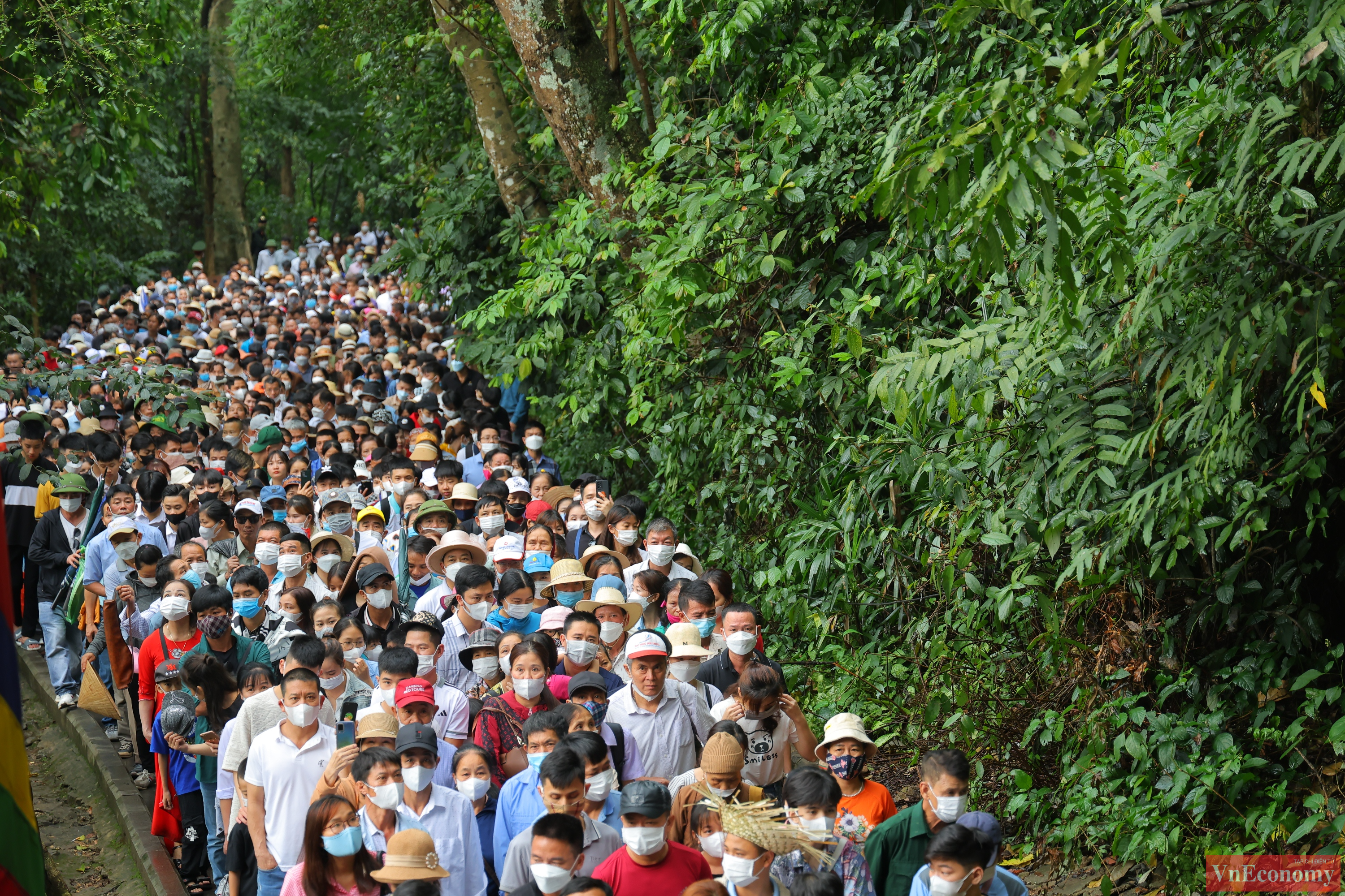 Đoạn đường n&uacute;i l&ecirc;n khu di t&iacute;ch đền H&ugrave;ng rộng hơn 2m, địa h&igrave;nh tương đối dốc. Lực lượng chức năng đ&atilde; ph&acirc;n c&ocirc;ng nh&acirc;n sự t&uacute;c trực để bảo vệ an to&agrave;n, ổn định người d&acirc;n, tr&aacute;nh xảy ra sự cố, tai nạn đ&aacute;ng tiếc.&nbsp;