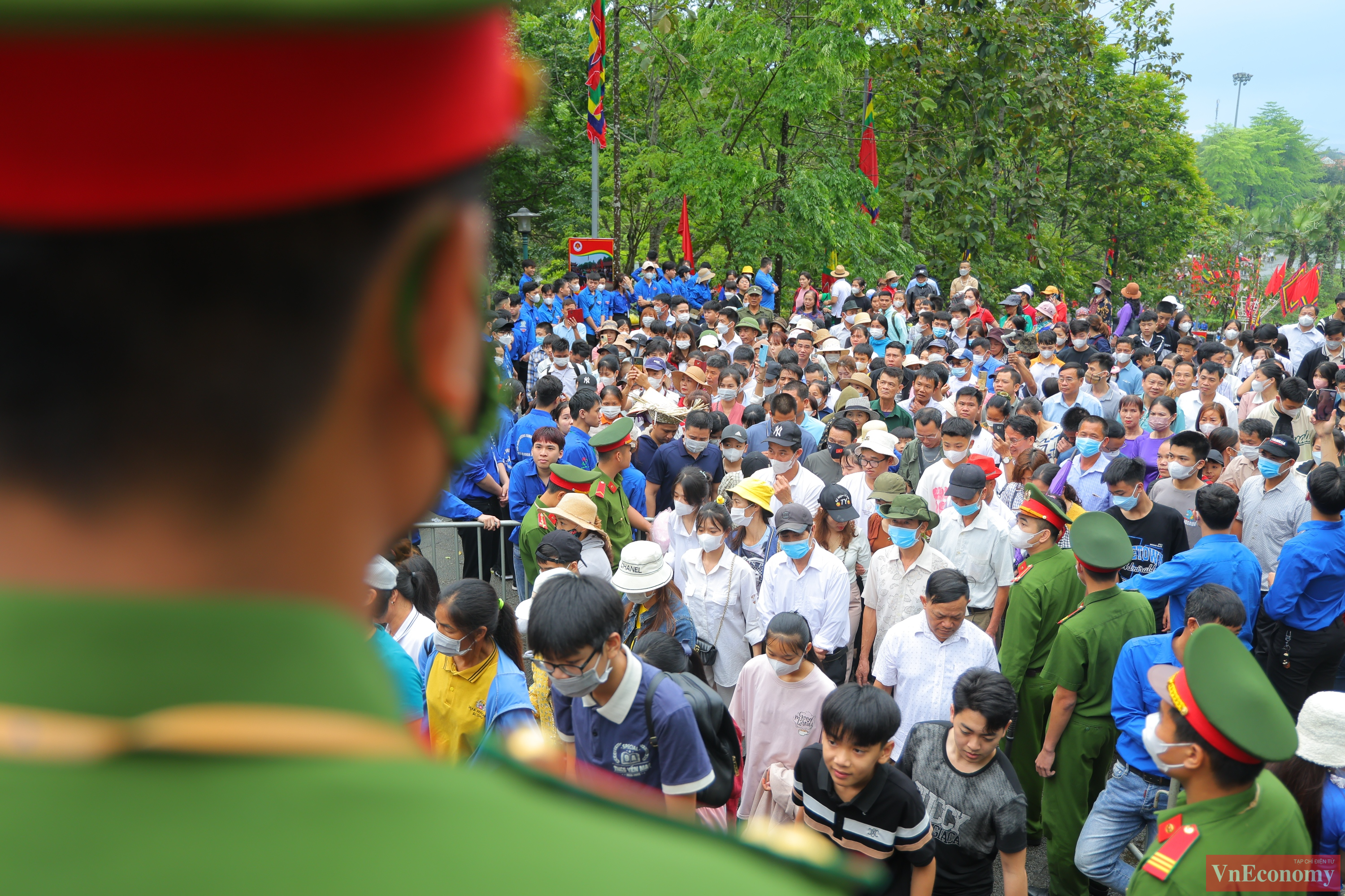 Theo ghi nhận, ngay từ s&aacute;ng sớm, h&agrave;ng trăm chiến sĩ cảnh s&aacute;t, qu&acirc;n đội c&ugrave;ng lực lượng t&igrave;nh nguyện đ&atilde; được ph&acirc;n bố th&agrave;nh nhiều chốt chặn, h&agrave;ng r&agrave;o an ninh để đảm bảo an to&agrave;n cho lễ hội.