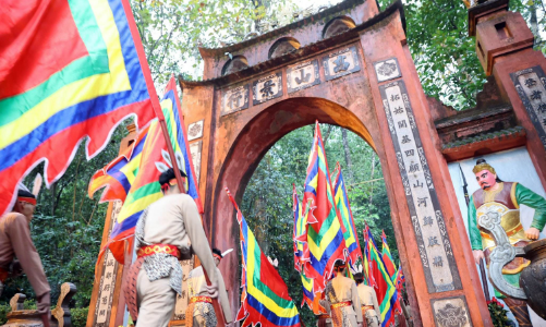 Giỗ tổ Hùng Vương: Hàng ngàn người dân hướng về nguồn cội