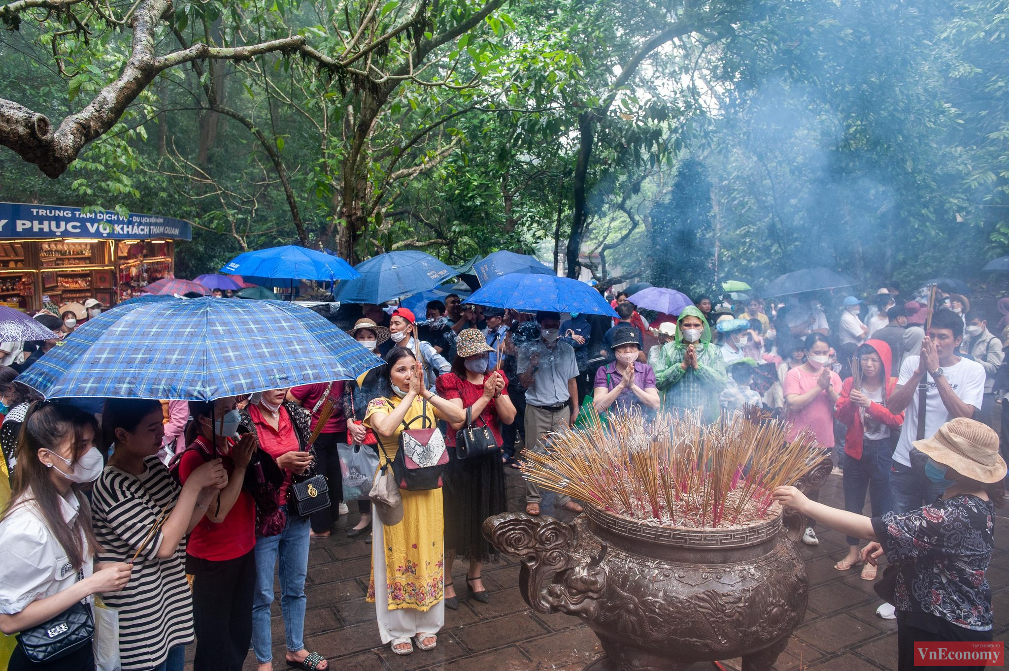 Các khu vực đền Hạ, đền Thượng... chật kín người dân và du khách tới dâng hương.