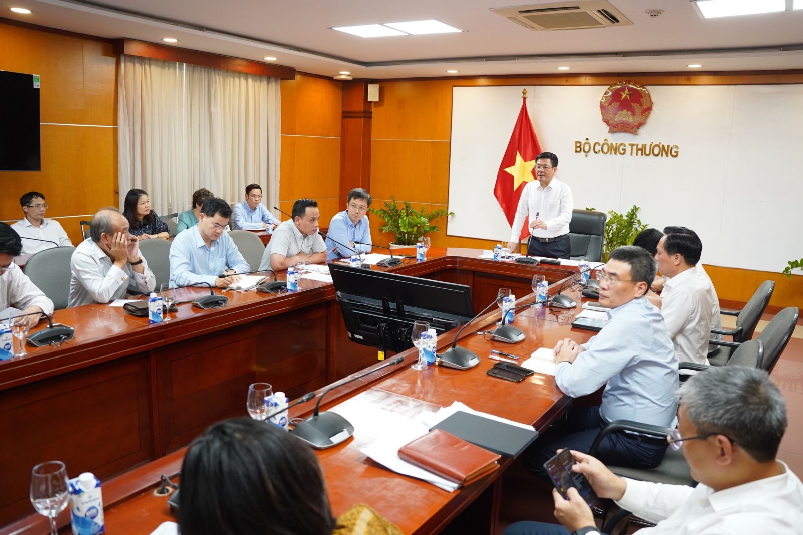 Bộ trưởng Bộ Công Thương Nguyễn Hồng Diên: 