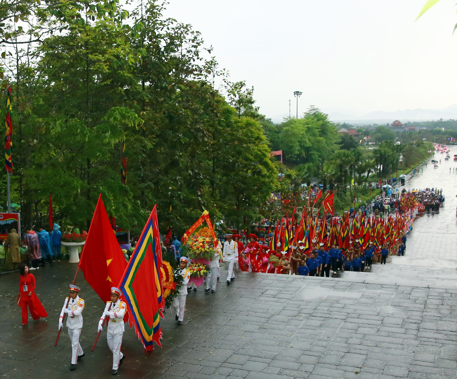 Đoàn dâng hương khởi hành từ sân trung tâm lễ hội qua Nghi môn, đền Hạ, đền Trung lên đền Thượng - Ảnh: VGP.