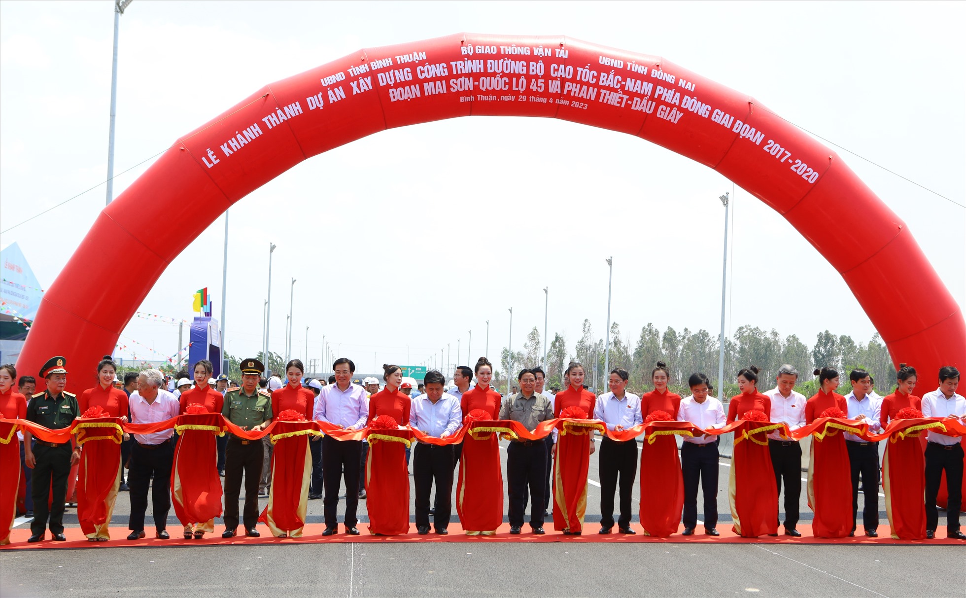 Trong 3 năm gần đây đã đưa vào khai thác 416 km cao tốc, bằng 1/3 số km thi công chật vật trong gần 20 năm trước đó (1.163km).