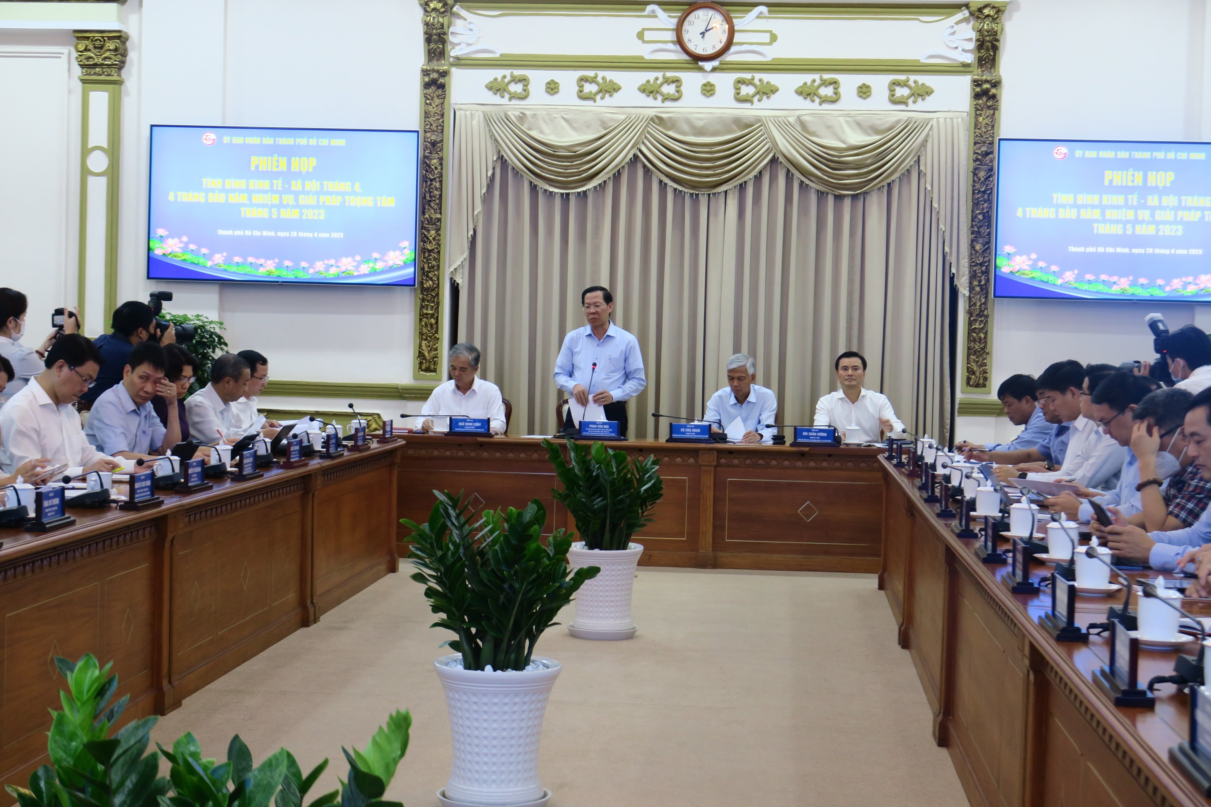 &Ocirc;ng&nbsp; Phan Văn M&atilde;i,&nbsp;Chủ tịch Ủy ban nh&acirc;n d&acirc;n TP.HCM, chủ tr&igrave; phi&ecirc;n họp 