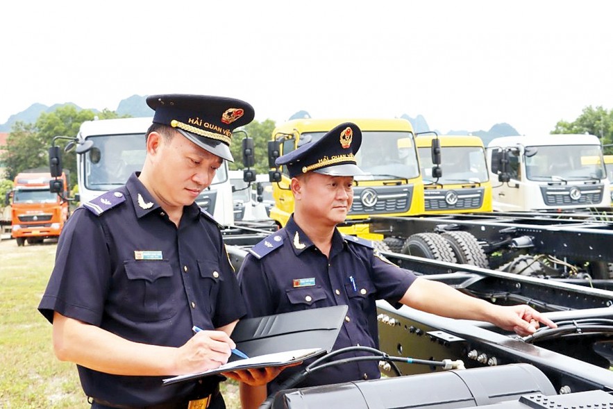 Thu cân đối ngân sách từ hoạt động xuất, nhập khẩu tiếp đà giảm trong những tháng trước. Luỹ kế 4 tháng thu đạt gần 85.000 tỷ đồng, giảm gần 20%.