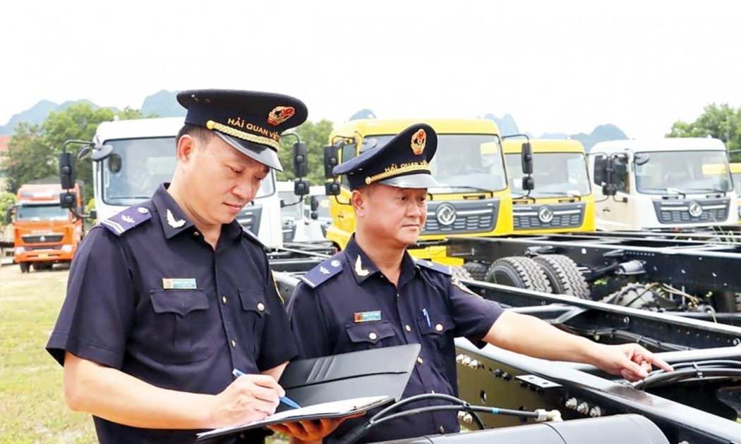 Thu cân đối ngân sách từ hoạt động xuất, nhập khẩu tiếp đà giảm trong những tháng trước. Luỹ kế 4 tháng thu đạt gần 85.000 tỷ đồng, giảm gần 20%.