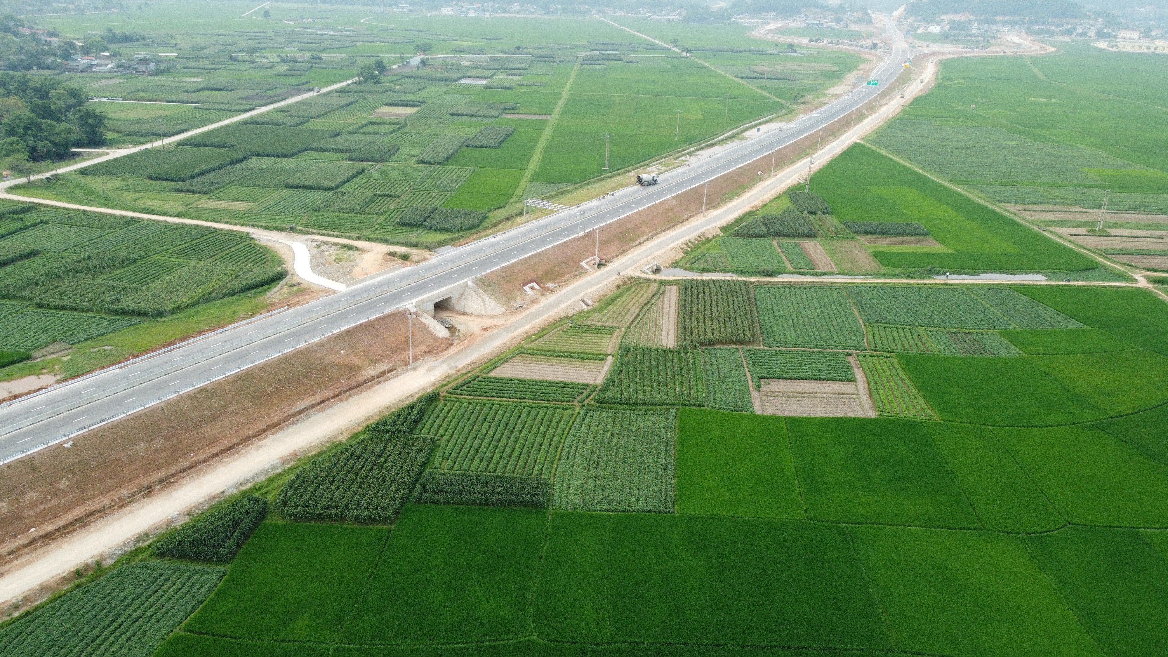 Uốn lượn giữa cánh đồng