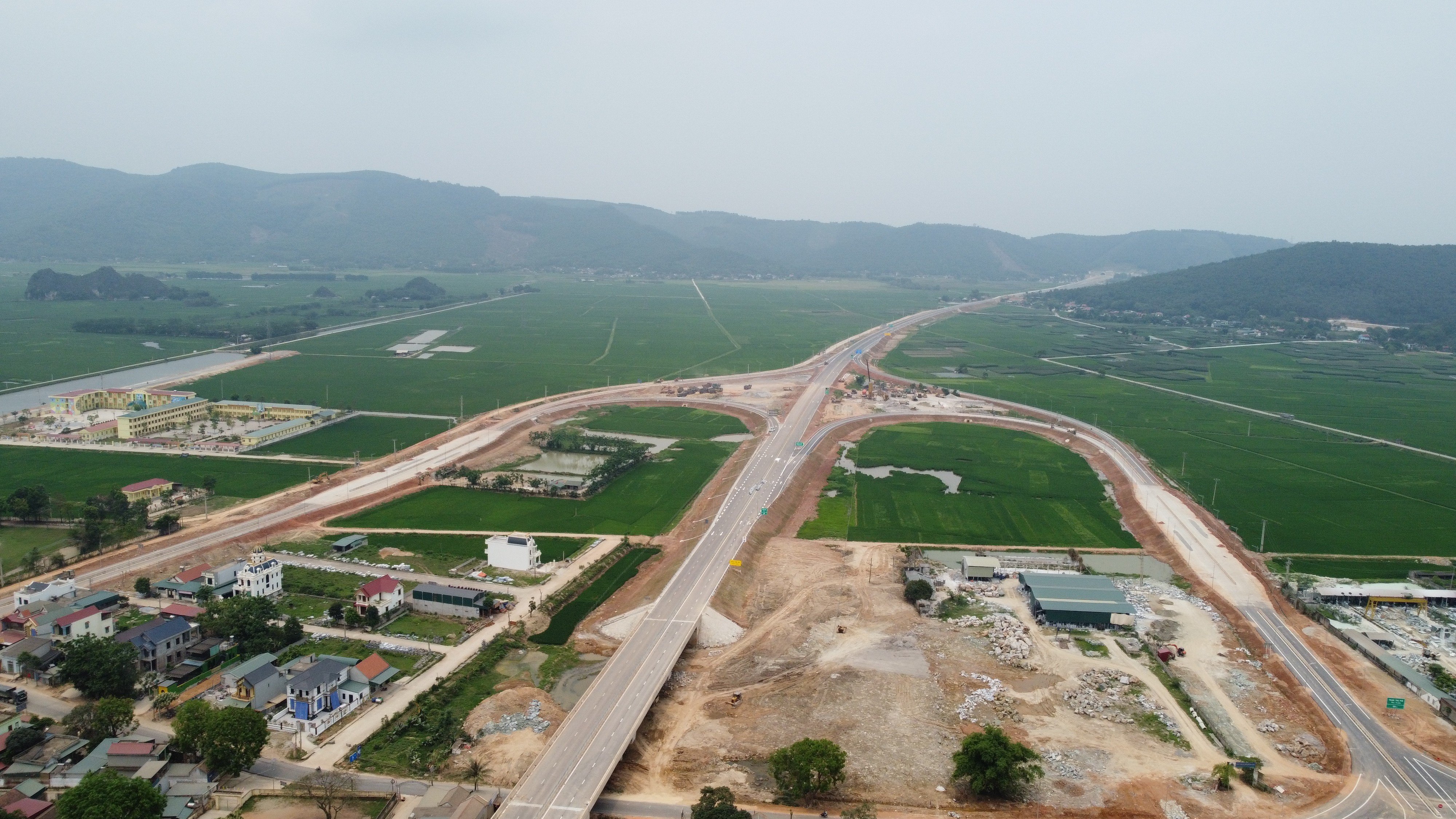 Một nút giao trên đường cao tốc nhìn từ trên cao
