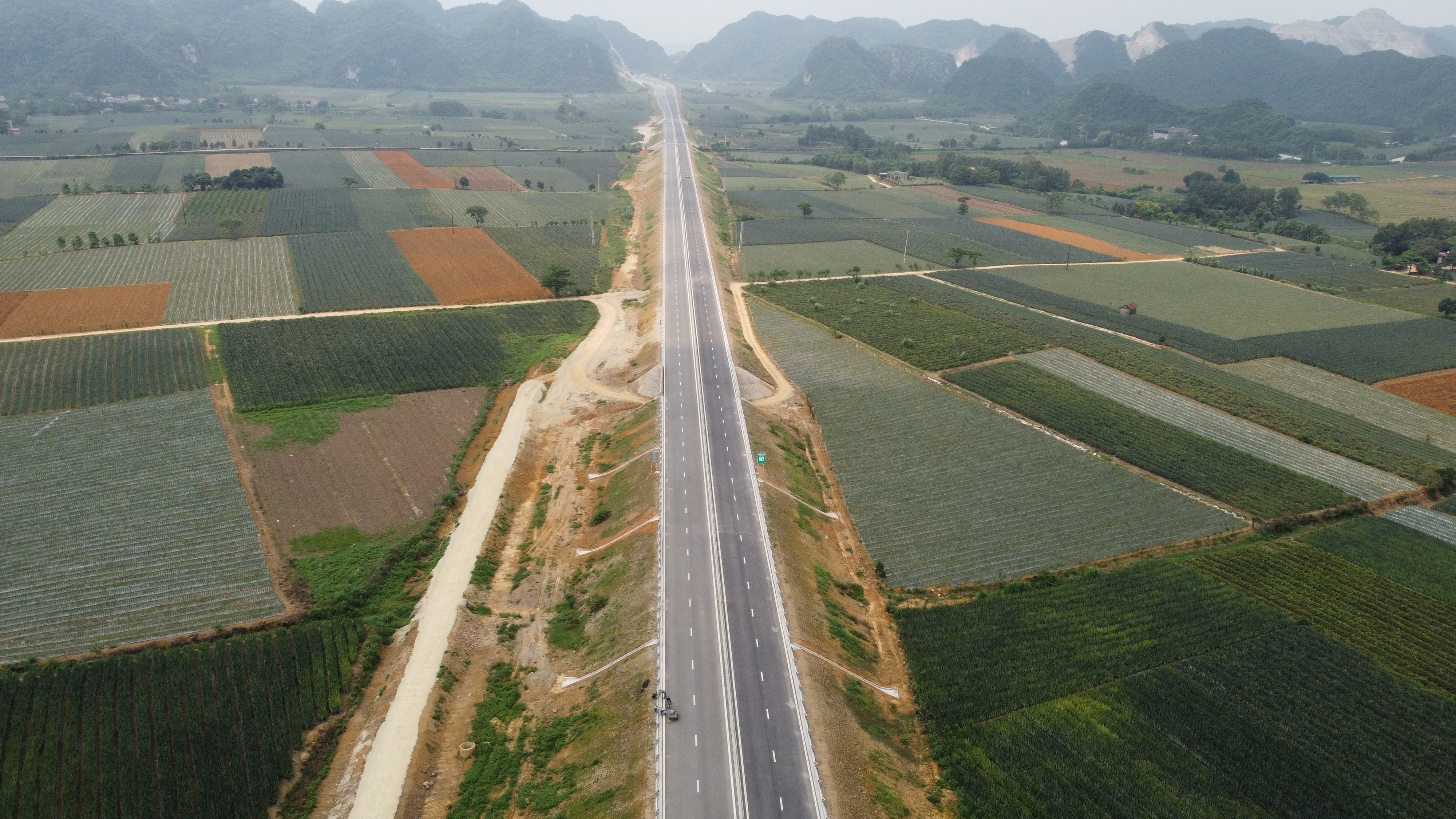 Nh&igrave;n từ tr&ecirc;n cao, con&nbsp;đường như dải lụa d&agrave;i t&iacute;t tắp vắt qua c&aacute;nh đồng.