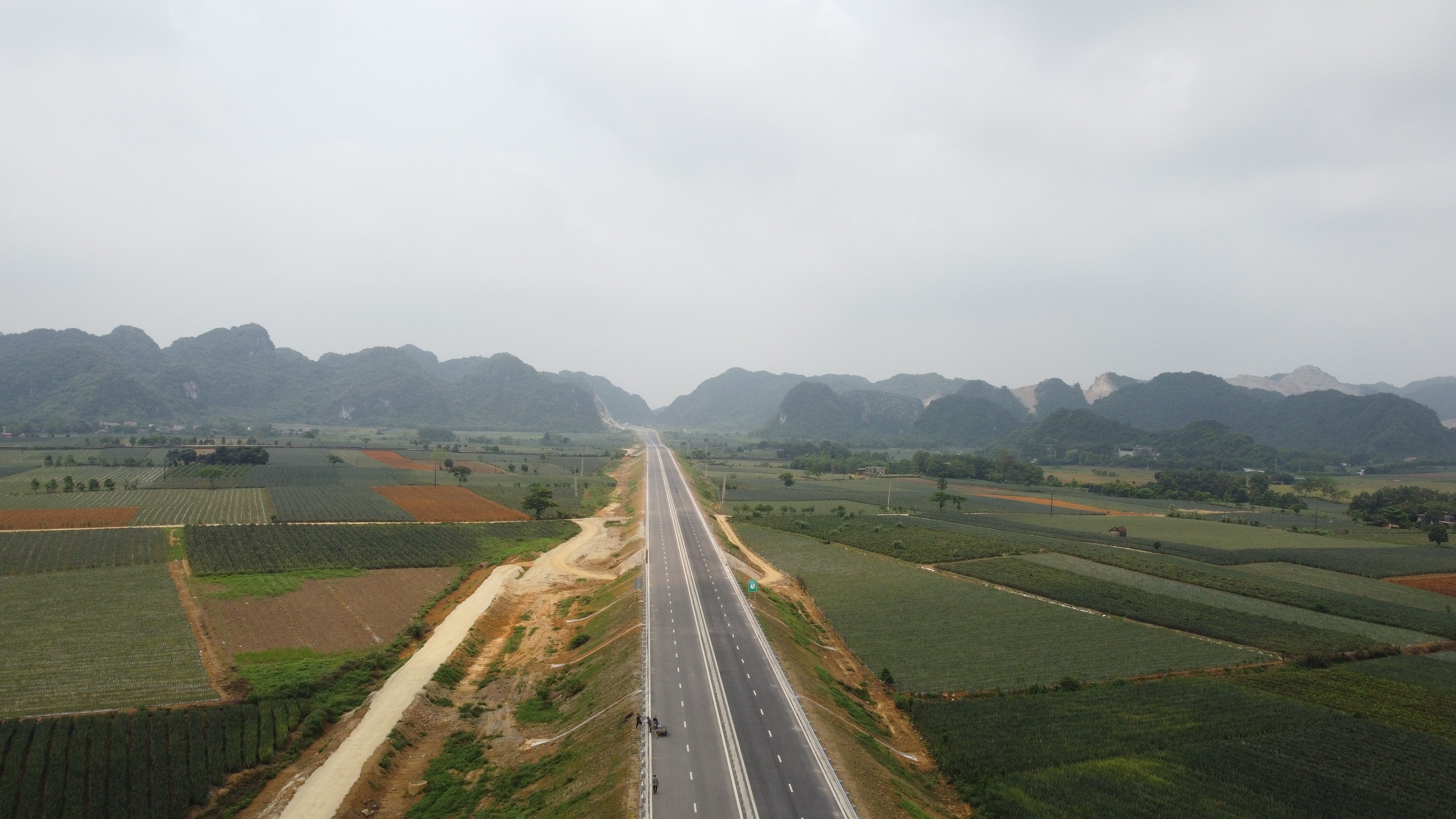 Con đường giữa vùng đồi canh tác của các nông hộ.