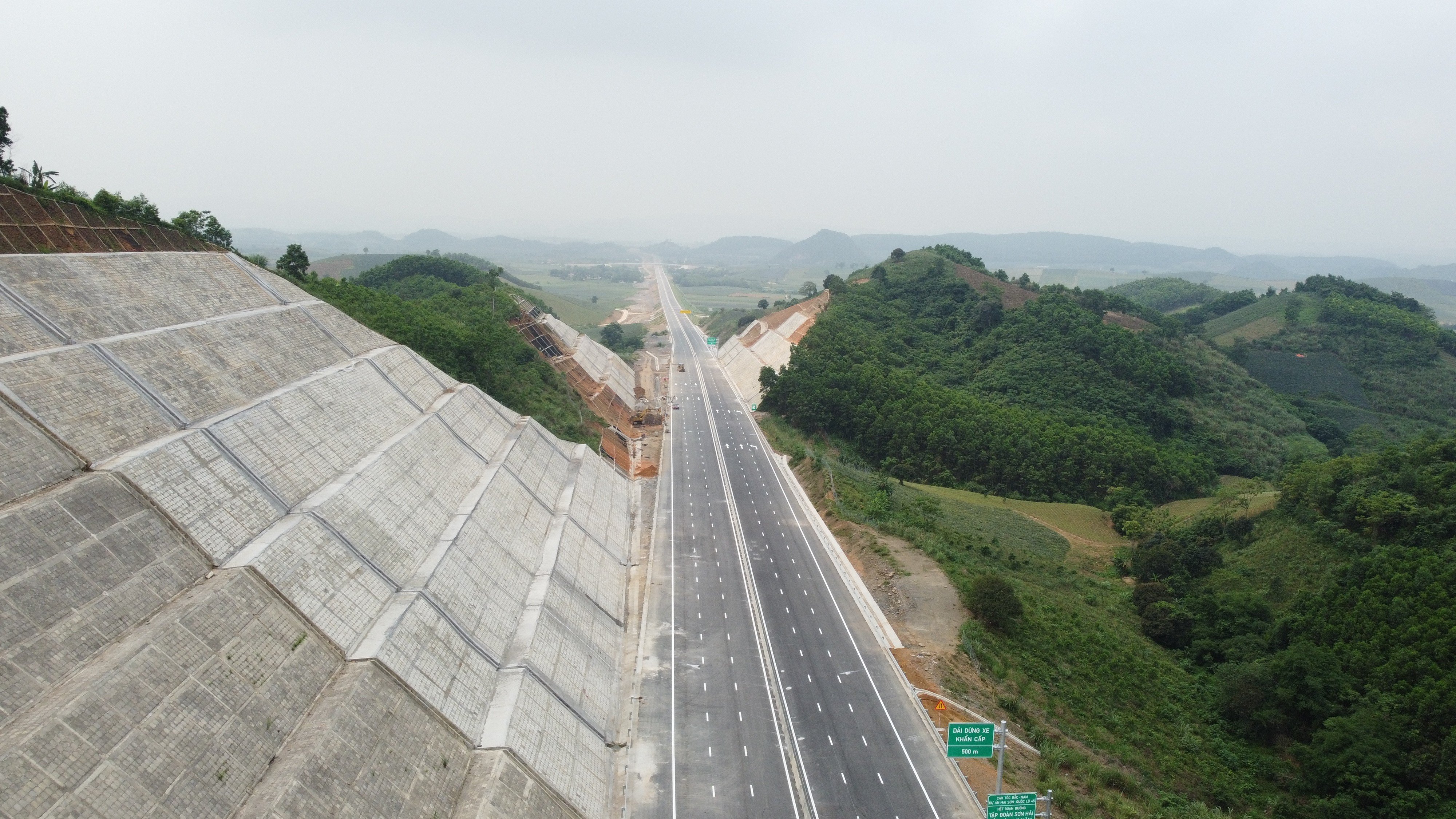 Con đường chạy xuyên qua các quả đồi