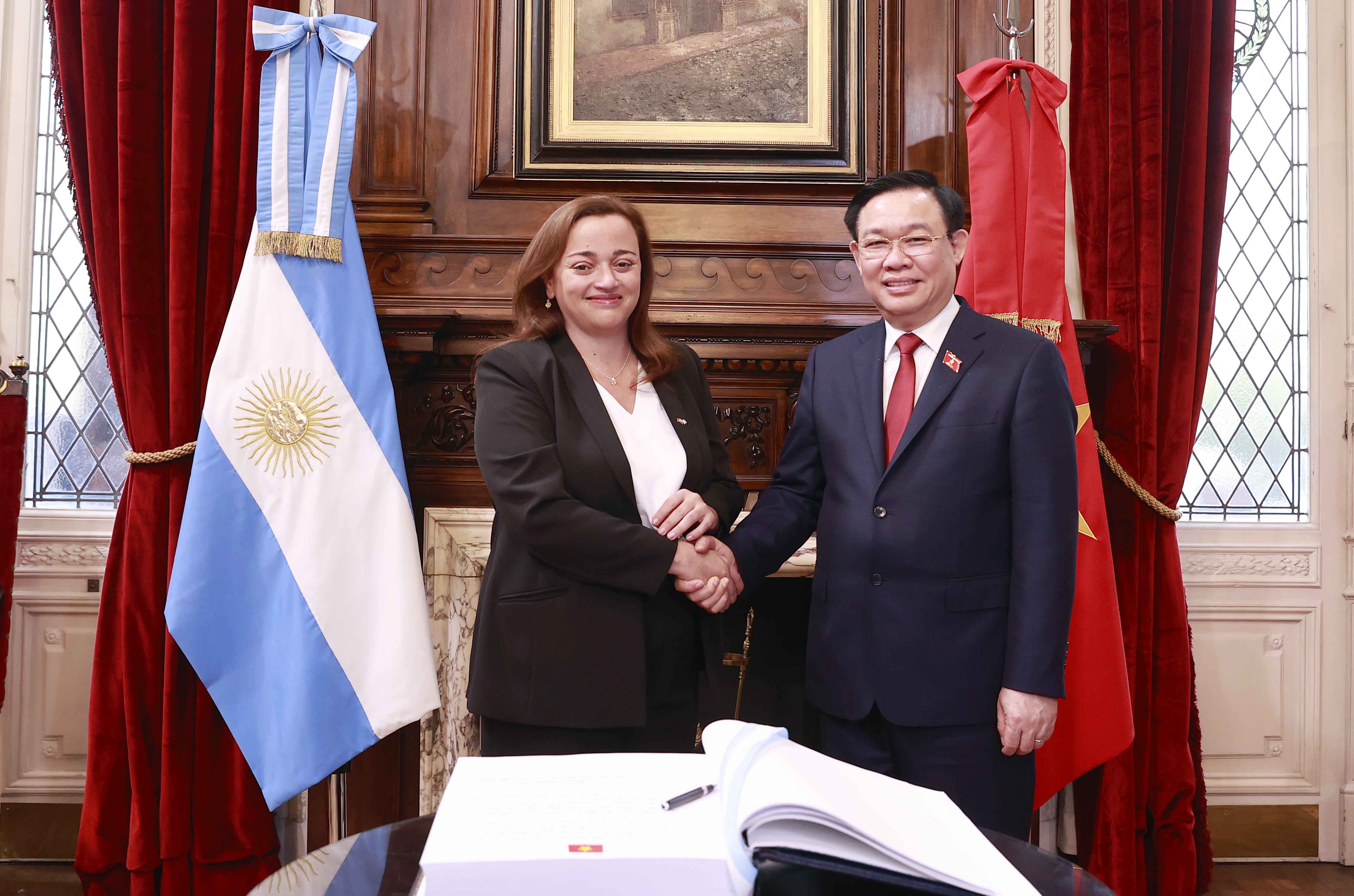 Chủ tịch Quốc hội Vương Đình Huệ và Chủ tịch Hạ viện Cộng hòa Argentina Cecilia - Ảnh: Quochoi.vn