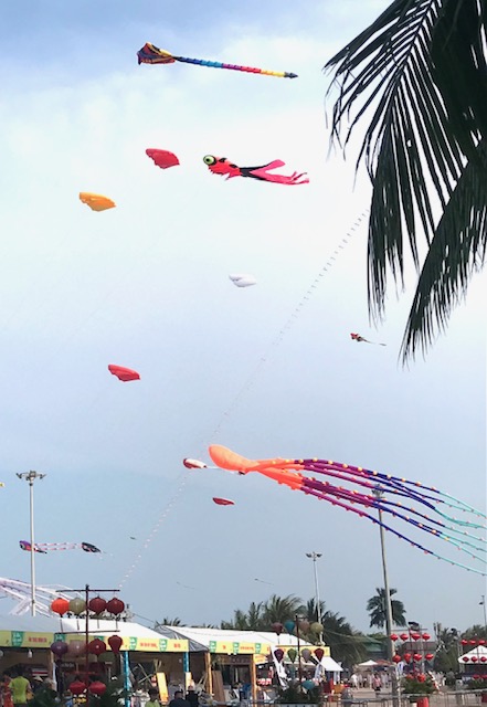 Những con diều d&aacute;ng lạ bay cao tr&ecirc;n bầu trời b&atilde;i biển Mỹ Kh&ecirc;.&nbsp;Ảnh: Ng&ocirc; Anh Văn.