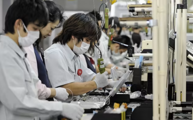 Trên toàn cầu, tiền lương thực tế đã giảm. Ảnh minh họa - Ảnh: EPA