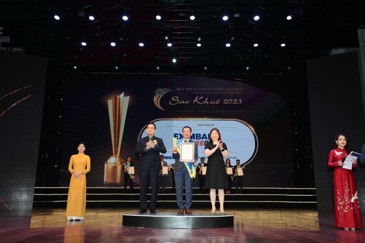  Ông Nguyễn Hướng Minh - Phó Tổng Giám đốc phụ trách Công nghệ thông tin đại diện Eximbank nhận giải thưởng lĩnh vực vực ngân hàng số.