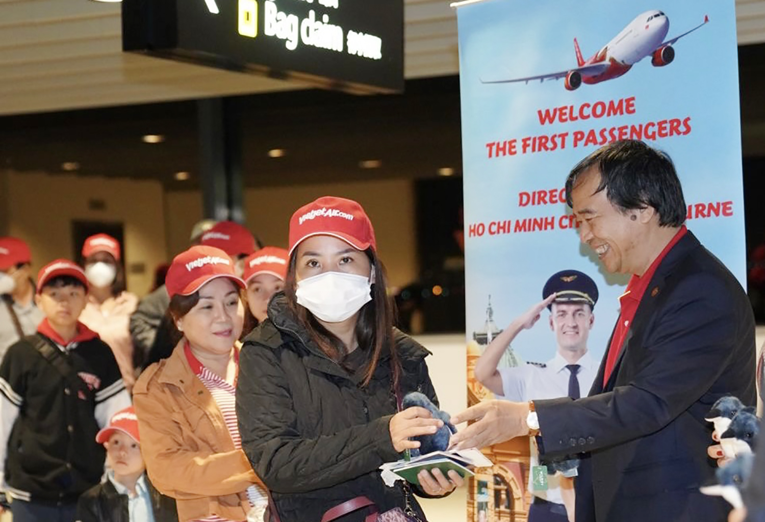 Lãnh đạo Vietjet chào đón hành khách của chuyến bay kết nối TP.HCM với Melbourne (Úc) - một trong những đường bay quốc tế mới được Vietjet khai trương trong quý 1/2023 (ảnh: NQ)