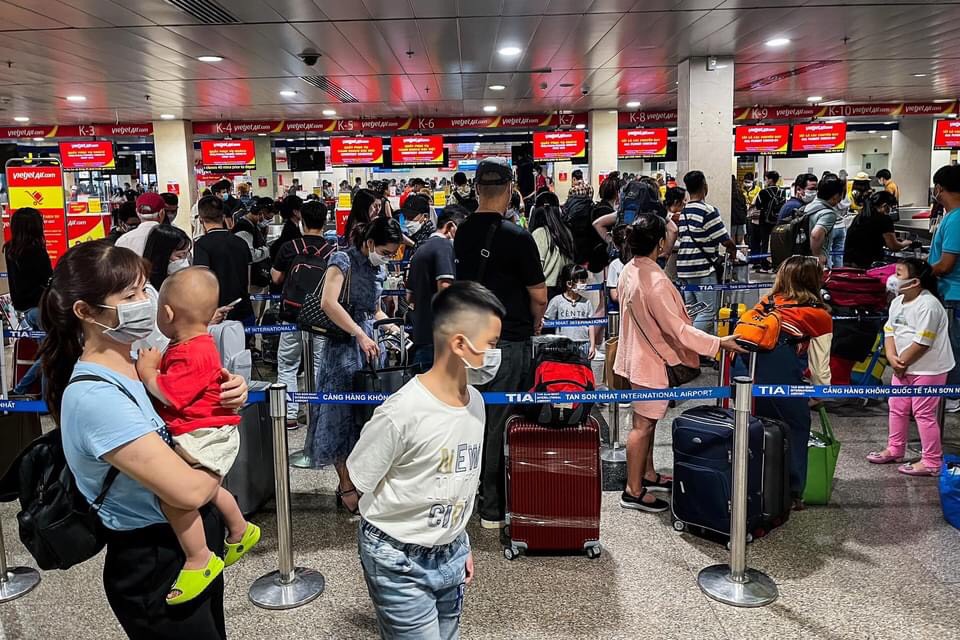 Sân bay Tân Sơn Nhất áp dụng nhiều giải pháp, nỗ lực hóa giải cảnh ùn ứ kỳ nghỉ lễ.